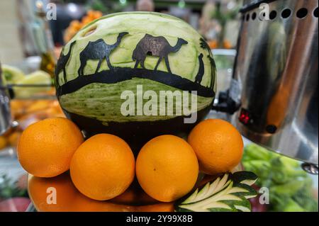 Madrid, Spanien. Oktober 2024. Eine dekorierte Wassermelone auf der Fruit Attraction 2024 in der IFEMA. Fruit Attraction ist eine der wichtigsten europäischen Messen in der Agrar- und Lebensmittelindustrie. Quelle: Marcos del Mazo/Alamy Live News Stockfoto