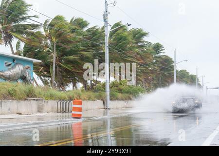 Key West, Usa. Oktober 2024. Ein Jeep fährt vor Hurrikan Milton durch das Wasser in der Nähe von Smather's Beach. Hurrikan Milton wird voraussichtlich entlang der Golfküste Floridas an Land kommen, da ein großer Hurrikan erwartet wird. (Foto: Jen Golbeck/SOPA Images/SIPA USA) Credit: SIPA USA/Alamy Live News Stockfoto