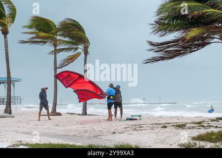 Key West, Usa. Oktober 2024. Ein Kitesurfer bereitet sein Rig am Higgs Beach vor Hurrikan Milton vor. Hurrikan Milton wird voraussichtlich entlang der Golfküste Floridas an Land kommen, da ein großer Hurrikan erwartet wird. (Foto: Jen Golbeck/SOPA Images/SIPA USA) Credit: SIPA USA/Alamy Live News Stockfoto