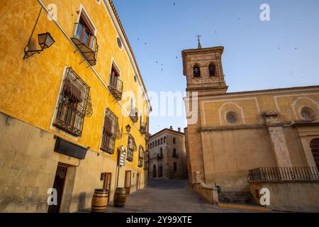 Plaza de la Mancha in Chinchilla de Montearagón, Albacete, Castilla-La Mancha, Spanien mit Blick auf die Kirche Santa Maria del Salvador und den Rest Stockfoto