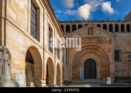 Blick auf die beeindruckende Fassade der romanischen Stiftskirche Santa Juliana in Santillana del Mar, Kantabrien, Spanien Stockfoto