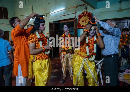 Neu-Delhi, Indien. Oktober 2024. Ramlila-Künstler, gekleidet als epische Charaktere Rama und Lakshman, bereiten sich auf die Ramlila-Prozession während der Dussehra-Feiern in Alt-Delhi vor. Eine der ältesten Prozessionen in Alt-Delhi, die auf die Zeit des Mogul-Kaisers Bahadur Shah Zafar zurückgeht, ist eine zehntägige Prozession. Ramlila in Indien ist ein traditionelles Ereignis während der Dussehra, bei dem Schauspieler Szenen aus dem Ramayana nachspielen, um Lord Ramas Sieg über Ravana zu feiern. Quelle: SOPA Images Limited/Alamy Live News Stockfoto