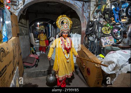 Neu-Delhi, Indien. Oktober 2024. Ramlila-Künstler, die als die epischen Charaktere von Hanuman und Sugriva verkleidet sind, gehen zur Ramlila-Prozession während der Dussehra-Feiern in Alt-Delhi. Eine der ältesten Prozessionen in Alt-Delhi, die auf die Zeit des Mogul-Kaisers Bahadur Shah Zafar zurückgeht, ist eine zehntägige Prozession. Ramlila in Indien ist ein traditionelles Ereignis während der Dussehra, bei dem Schauspieler Szenen aus dem Ramayana nachspielen, um Lord Ramas Sieg über Ravana zu feiern. Quelle: SOPA Images Limited/Alamy Live News Stockfoto