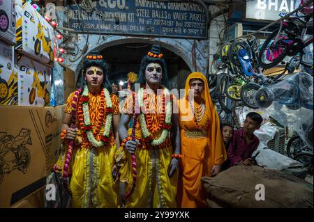 Neu-Delhi, Indien. Oktober 2024. Ramlila-Künstler, die als epische Charaktere verkleidet sind, gehen auf die Ramlila-Prozession während der Dussehra-Feiern in Alt-Delhi. Eine der ältesten Prozessionen in Alt-Delhi, die auf die Zeit des Mogul-Kaisers Bahadur Shah Zafar zurückgeht, ist eine zehntägige Prozession. Ramlila in Indien ist ein traditionelles Ereignis während der Dussehra, bei dem Schauspieler Szenen aus dem Ramayana nachspielen, um Lord Ramas Sieg über Ravana zu feiern. (Foto: Pradeep Gaur/SOPA Images/SIPA USA) Credit: SIPA USA/Alamy Live News Stockfoto