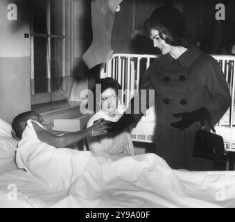 US First Lady Jacqueline Kennedy besucht Patienten im Children’s Hospital, Washington D.C., USA, Abbie Rowe, Fotos des Weißen Hauses, Dezember 1961 Stockfoto