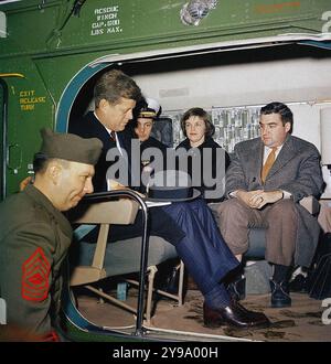 US-Präsident John F. Kennedy mit Marinehilfen zum Präsidenten Commander Tazewell Shepard, Jr.; Nancy Salinger mit Ehemann US-Pressesprecher Pierre Salinger, warten an Bord des US-Marine Corps Hubschraubers, der sich auf den Start vorbereitet, South Lawn, Weißes Haus, Washington, D.C. USA, Robert Knudsen, Fotos des Weißen Hauses, 11. Februar 1961 Stockfoto