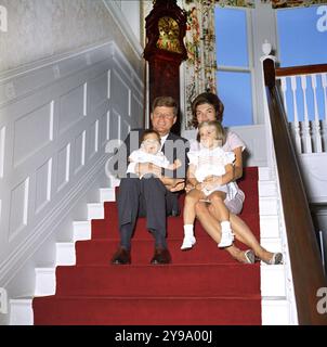 US-Präsident John Kennedy und First Lady Jacqueline Kennedy sitzen mit ihren Kindern, John Kennedy, Jr. und Caroline Kennedy, auf einer Treppe in Auchincloss Haus auf Hammersmith Farm, Newport, Rhode Island, USA, Robert Knudsen, Fotos Des Weißen Hauses, 29. September 1961 Stockfoto