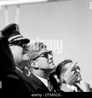 US-Präsident John Kennedy sitzt zwischen General George H. Decker, Stabschef der US-Armee, und Elvis Jacob Stahr, Jr., Sekretär der US-Armee, bei einem Besuch der 82. Luftlandedivision, der Pope Air Force Base, Fort Bragg, North Carolina, USA, Cecil Stoughton, Fotos Des Weißen Hauses, 12. Oktober 1961 Stockfoto