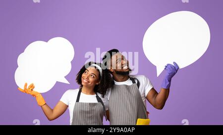 Freudige Paar Reiniger Blick Auf Leere Rede Blasen Über Ihren Köpfen Stockfoto