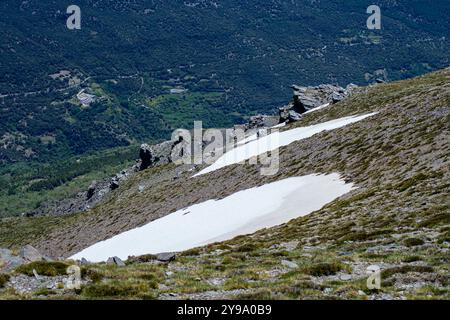 Panoramablick auf verschneite Berge auf dem Wanderweg zum Mulhacen-Gipfel im Frühjahr, Sierra Nevada, Andalusien, Spanien Stockfoto