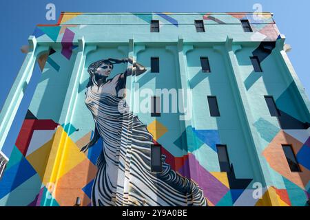 Gemaltes Wandbild von Lady Columbus in einem Gebäude in Uptown Columbus, Georgia. (USA) Stockfoto