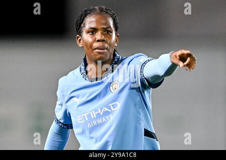 Manchester, Großbritannien. Oktober 2024. Khadija Shaw von Manchester City Women gibt dem Team Anweisungen während des Spiels der UEFA Women's Champions League - Gruppe D - Manchester City gegen Barcelona im Manchester City Academy Stadium, Manchester, Vereinigtes Königreich, 9. Oktober 2024 (Foto: Cody Froggatt/News Images) in Manchester, Vereinigtes Königreich am 10. September 2024. (Foto: Cody Froggatt/News Images/SIPA USA) Credit: SIPA USA/Alamy Live News Stockfoto