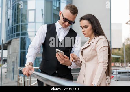 Elegantes, modernes Business-Paar für digitale Kommunikation. Stockfoto