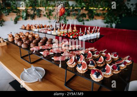 Köstliche Gourmet-Tartlets mit frischen Feigen, Himbeeren und Heidelbeeren werden bei Catering-Events serviert Stockfoto