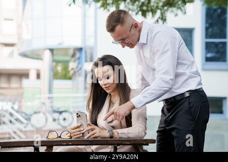 Geschäftliche Zusammenarbeit zwischen Kollegen in einer modernen Outdoor-Umgebung. Stockfoto