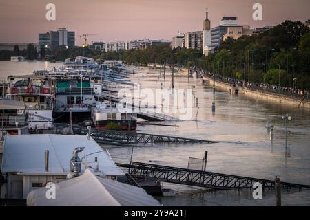 Donau-Burgen Schiffsanlegestelle und Verkehrsschilder unter Wasser im Bezirk XIII, Carl Lutz rakpart, Budapest, erschossen von der Margaretenbrücke Stockfoto