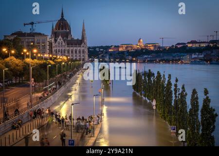 Budapest, Ungarn - 19. September 2024: Hochwasser in der Innenstadt von Budapest mit dem ungarischen Parlament und der Budaer Burg im Hintergrund Stockfoto