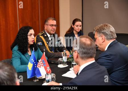 Kroatien, Dubrovnik, 091024. Treffen auf dem Gipfel der Ukraine - Südosteuropa in Dubrovnik. Nach dem Gipfeltreffen hielt Premierminister Andrej Plenkovic mehrere bilaterale Treffen ab. Auf dem Foto: Das Treffen von Andrej Plenkovic mit dem Präsidenten der Republik Kosovo Vjosa Osmani. Foto: Bozo Radic / CROPIX Dubrovnik Kroatien Copyright: XxBozoxRadicx bilateralni sastanak12-091024 Stockfoto