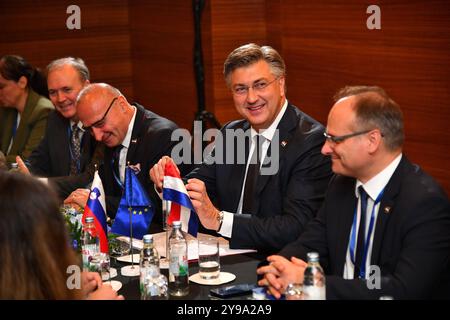 Kroatien, Dubrovnik, 091024. Treffen auf dem Gipfel der Ukraine - Südosteuropa in Dubrovnik. Nach dem Gipfeltreffen hielt Premierminister Andrej Plenkovic mehrere bilaterale Treffen ab. Auf dem Foto: Gordan Grlic Radman, Andrej Plenkovic, Zvonimir Frka Petesic. Foto: Bozo Radic / CROPIX Dubrovnik Kroatien Copyright: XxBozoxRadicx bilateralni sastanak1-091024 Stockfoto