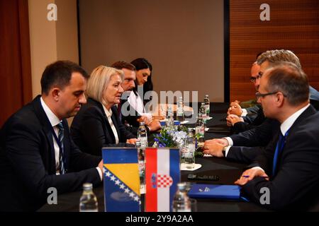 Kroatien, Dubrovnik, 091024. Treffen auf dem Gipfel der Ukraine - Südosteuropa in Dubrovnik. Nach dem Gipfeltreffen hielt Premierminister Andrej Plenkovic mehrere bilaterale Treffen ab. Auf dem Foto: Treffen des Premierministers Andrej Plenkovic mit der Vorsitzenden des Ministerrates von Bosnien und Herzegowina, Borjana Kristo. Foto: Bozo Radic / CROPIX Dubrovnik Kroatien Copyright: XxBozoxRadicx bilateralni sastanak22-091024 Stockfoto