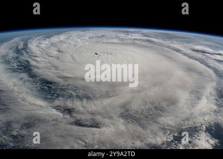 Golf von Mexiko, Vereinigte Staaten. Oktober 2024. Die externe Kamera an Bord der Internationalen Raumstation nahm das Auge des Hurrikans Milton auf, der zum Zeitpunkt der Aufnahme derzeit ein katastrophaler Kategorie-5-Hurrikan ist, als er sich am 8. Oktober 2024 vor der mexikanischen Halbinsel Yucatan über den Golf von Mexiko nach Florida bewegt. Quelle: NASA/NASA Photo/Alamy Live News Stockfoto
