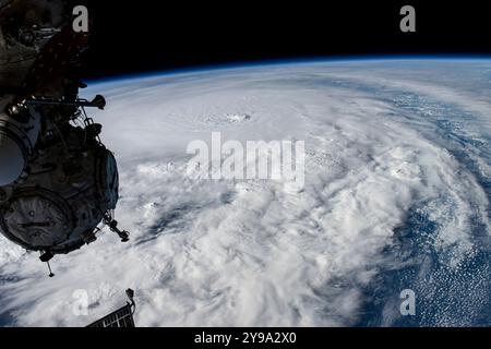 Golf von Mexiko, Vereinigte Staaten. Oktober 2024. Die externe Kamera an Bord der Internationalen Raumstation nahm das Auge des Hurrikans Milton auf, der zum Zeitpunkt der Aufnahme derzeit ein katastrophaler Kategorie-5-Hurrikan war, als er sich am 7. Oktober 2024 vor der mexikanischen Halbinsel Yucatan über den Golf von Mexiko nach Florida bewegt. Quelle: NASA/NASA Photo/Alamy Live News Stockfoto
