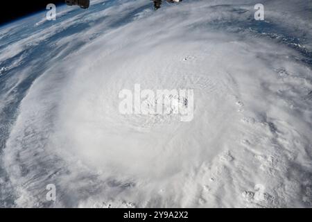 Golf von Mexiko, Vereinigte Staaten. Oktober 2024. Die externe Kamera an Bord der Internationalen Raumstation nahm das Auge des Hurrikans Milton auf, der zum Zeitpunkt der Aufnahme derzeit ein katastrophaler Kategorie-5-Hurrikan ist, als er sich am 8. Oktober 2024 vor der mexikanischen Halbinsel Yucatan über den Golf von Mexiko nach Florida bewegt. Quelle: NASA/NASA Photo/Alamy Live News Stockfoto