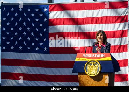 New York, USA. Oktober 2024. Die New Yorker Gouverneurin Kathy Hochul kündigt eine deutliche Reduzierung der Waffengewalt an und unterzeichnet restriktivere Waffengesetze. Credit: Alamy Live News/Enrique Shore Credit: Enrique Shore/Alamy Live News Stockfoto