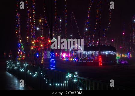 Eine umfangreiche Weihnachtsbeleuchtung in einem Stadtpark im Nordosten von Ohio, von einer Fußgängerbrücke aus gesehen Stockfoto