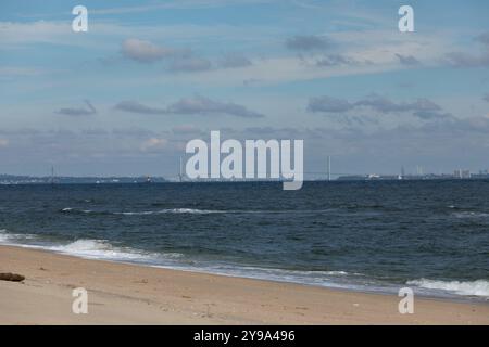 Blick auf die Verrazzano-Narrows Bridge von Sandy Hook, New Jersey. Der Romer Shoal Lighthouse ist links von der Brücke zu sehen. Stockfoto