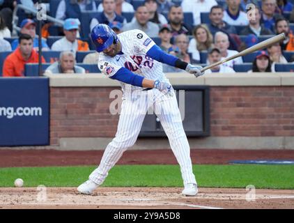 New York, Usa. Oktober 2024. New York Mets ernannte Hitter J.D. Martinez Strikes Out Swinging im ersten Inning gegen die Philadelphia Phillies im vierten Spiel der MLB NLDS im Citi Field in New York City am Mittwoch, den 9. Oktober 2024. Foto von Ray Stubblebine/UPI Credit: UPI/Alamy Live News Stockfoto
