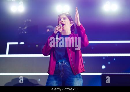 Mailand, Elly Schlein singt überraschend mit J Ax auf der Bühne beim Articolo 31 Konzert im Unipol Forum in Assago. Auf dem Foto: Die Sekretärin der Demokratischen Partei PD Elly Schlein Stockfoto