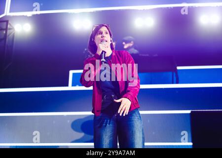 Mailand, Elly Schlein singt überraschend mit J Ax auf der Bühne beim Articolo 31 Konzert im Unipol Forum in Assago. Auf dem Foto: Die Sekretärin der Demokratischen Partei PD Elly Schlein Stockfoto