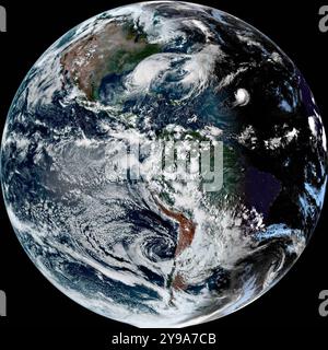 9. Oktober 2024, Golf von Mexiko, Vereinigte Staaten: Vollständige Erdansicht mit Hurrikan Milton, oberer Mitte, herabgestuft auf einen Hurrikan der Kategorie 3 mit Winden von 125 km/h, aber schiebt eine massive Sturmflut in Richtung Westküste Floridas, gezeigt auf dem Satelliten GOES-East am 9. Oktober 2024 in der Nähe von Sarasota, Florida. Golf von Mexiko Vereinigte Staaten - ZUMAp138 20241009 zaa p138 006 Copyright: XCira/NOAA/Noaax Stockfoto