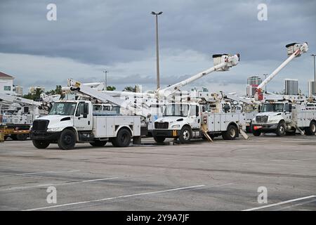 Miami, USA. Oktober 2024. Notfallteam in einem Einsatzgebiet im Gulfstream Park in Vorbereitung auf Hurrikan Milton am 8. Oktober 2024 in Hallandale, Florida. (Foto: Michele Eve Sandberg/SIPA USA) Credit: SIPA USA/Alamy Live News Stockfoto