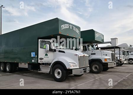 Miami, USA. Oktober 2024. Notfallteam in einem Einsatzgebiet im Gulfstream Park in Vorbereitung auf Hurrikan Milton am 8. Oktober 2024 in Hallandale, Florida. (Foto: Michele Eve Sandberg/SIPA USA) Credit: SIPA USA/Alamy Live News Stockfoto