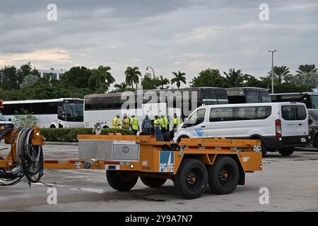 Miami, USA. Oktober 2024. Notfallteam in einem Einsatzgebiet im Gulfstream Park in Vorbereitung auf Hurrikan Milton am 8. Oktober 2024 in Hallandale, Florida. (Foto: Michele Eve Sandberg/SIPA USA) Credit: SIPA USA/Alamy Live News Stockfoto