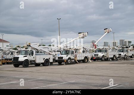 Miami, USA. Oktober 2024. Notfallteam in einem Einsatzgebiet im Gulfstream Park in Vorbereitung auf Hurrikan Milton am 8. Oktober 2024 in Hallandale, Florida. (Foto: Michele Eve Sandberg/SIPA USA) Credit: SIPA USA/Alamy Live News Stockfoto