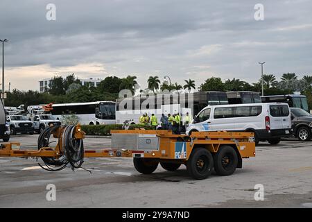 Miami, USA. Oktober 2024. Notfallteam in einem Einsatzgebiet im Gulfstream Park in Vorbereitung auf Hurrikan Milton am 8. Oktober 2024 in Hallandale, Florida. (Foto: Michele Eve Sandberg/SIPA USA) Credit: SIPA USA/Alamy Live News Stockfoto