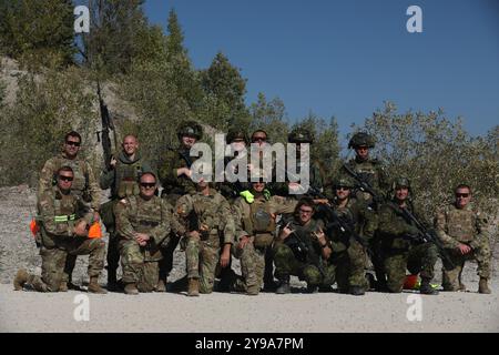 Soldaten der Nationalgarde der Maryland Army und Mitglieder der Estnischen Verteidigungsliga posieren für ein Foto, nachdem sie Übung USSISONAD24 am 7. September 2024 auf der Sirgala Live-Fire-Zone in Sirgala, Estland, absolviert haben. Die gemeinsame Übung, USSISONAD24, wurde im Rahmen des State Partnership Program der National Guard geplant und durchgeführt und unterstützt direkt die Mission des Europäischen Kommandos der USA, hilft Konflikte abzuschrecken, Frieden und Stabilität zu erhalten und bietet strategische Tiefe durch militärische Operationen, Übungen und Sicherheitszusammenarbeit mit NATO-Verbündeten und -Partnern. Die Nationalgarde von Maryland und Estland waren es Stockfoto