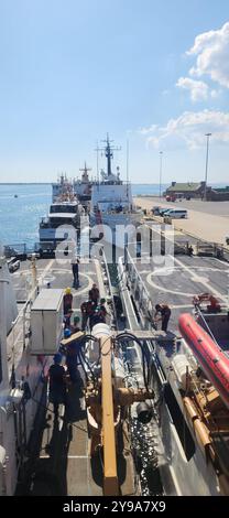 U.S. Coast Guard Cutter Resolute, Venturous, Diligence, Pablo Valent, Walnut und Joshua Appleby inszeniert auf der Marineflugstation Pensacola, Florida, 8. Oktober 2024. Die Kutter zogen um, um den Sturz des Hurrikans Milton vorzubereiten. (U.S. Coast Guard mit freundlicher Genehmigung von Lt. Commander. Benjamin T. Yahle) Stockfoto