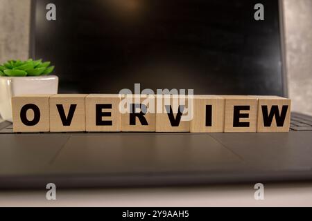 ZUSAMMENFASSUNG Wort auf Holzwürfel und weißem Hintergrund, Zusammenfassung Konzept Stockfoto