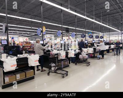 Gehen Sie in einem Meijer-Geschäft in Davison, Michigan, USA Stockfoto