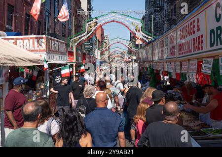 Mulberry Street in Little Italy während des jährlichen San Gennaro Festivals in New York City gesäumt von Lebensmittelhändlern und voller Menschen. Stockfoto