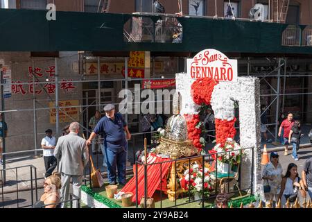 Die jährliche Festival-Parade von San Gennaro in der Canal Street und Mulberry Street in New York City. Der Wagen von San Gennaro führt die Parade an. Stockfoto