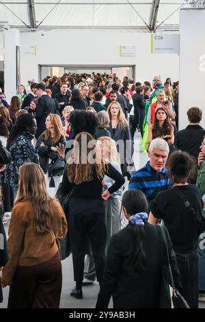 London, Großbritannien. Oktober 2024. Blick auf die Besuchermassen. Frieze London Preview Day. Aussteller und Käufer treffen sich wieder einmal auf einer der einflussreichsten Messen für zeitgenössische Kunst. Frieze London wurde 2003 gegründet und ist am 09-13. Oktober 2024 in Regent's Park untergebracht. Quelle: Imageplotter/Alamy Live News Stockfoto