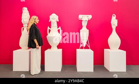 London, Großbritannien. Oktober 2024. Ein Represetativ für die Lia Rumma Gallery Mailand, mit 4 Skulpturen von Wael Shawky, „I am Hymns of the New Temple: Pompeji“ von 2023 (nummeriert). Frieze London Preview Day. Aussteller und Käufer treffen sich wieder einmal auf einer der einflussreichsten Messen für zeitgenössische Kunst. Frieze London wurde 2003 gegründet und ist am 09-13. Oktober 2024 in Regent's Park untergebracht. Quelle: Imageplotter/Alamy Live News Stockfoto