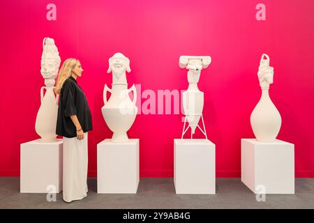 London, Großbritannien. Oktober 2024. Ein Represetativ für die Lia Rumma Gallery Mailand, mit 4 Skulpturen von Wael Shawky, „I am Hymns of the New Temple: Pompeji“ von 2023 (nummeriert). Frieze London Preview Day. Aussteller und Käufer treffen sich wieder einmal auf einer der einflussreichsten Messen für zeitgenössische Kunst. Frieze London wurde 2003 gegründet und ist am 09-13. Oktober 2024 in Regent's Park untergebracht. Quelle: Imageplotter/Alamy Live News Stockfoto