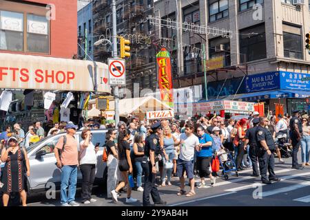 Die jährliche Festival-Parade von San Gennaro in der Canal Street und Mulberry Street in New York City. Die Parade ist entlang der Strecke von Zuschauern umgeben. Stockfoto