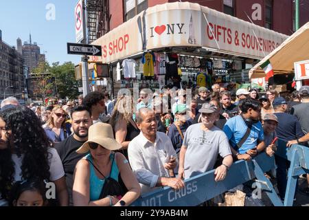 Die jährliche Festival-Parade von San Gennaro in der Canal Street und Mulberry Street in New York City. Die Parade ist entlang der Strecke von Zuschauern umgeben. Stockfoto